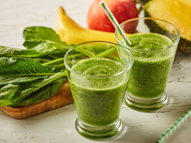 Cải bó xôi chứa vitamin C, vitamin E cùng nhiều khoáng chất có lợi cho làn da. Thường xuyên bổ sung loại rau này có thể góp phần bảo vệ collagen và làm chậm quá trình lão hóa.
