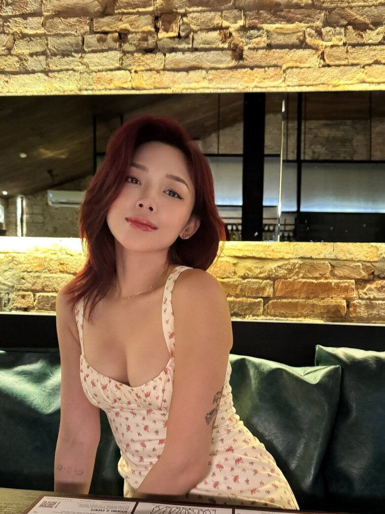 Nâu đỏ cacao là gam màu giúp làn da trông sáng bật tông hơn rõ rệt. Sắc đỏ nâu nhẹ tạo cảm giác mái tóc dày và bóng khỏe hơn dưới ánh sáng tự nhiên. Dù nổi bật vừa đủ, gam màu này vẫn giữ được vẻ thanh lịch nên phù hợp với nhiều độ tuổi khác nhau.