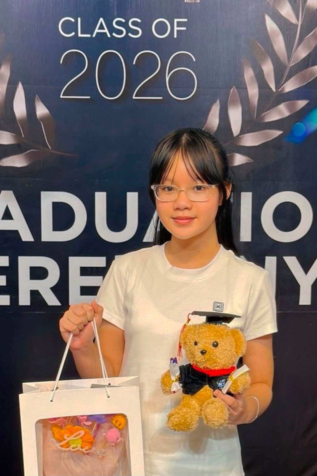 Ánh Vy - ái nữ nhà NSND Trịnh Kim Chi mới đạt danh hiệu Học sinh Xuất sắc, tốt nghiệp tiểu học cách đây không lâu. 
