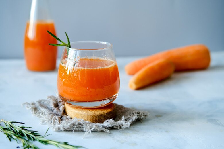 Giàu beta-carotene và vitamin A, nước ép cà rốt hỗ trợ bảo vệ da trước tác động môi trường, đồng thời giúp da duy trì vẻ sáng khỏe tự nhiên.