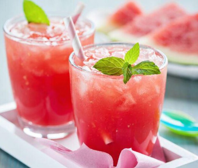Dưa hấu chứa nhiều nước cùng lycopene và vitamin C giúp hỗ trợ chống oxy hóa, hạn chế da xỉn màu do nắng nóng. Loại nước ép này còn giúp cơ thể giải nhiệt, cấp nước nhanh và mang lại cảm giác tươi mát trong những ngày thời tiết oi bức.