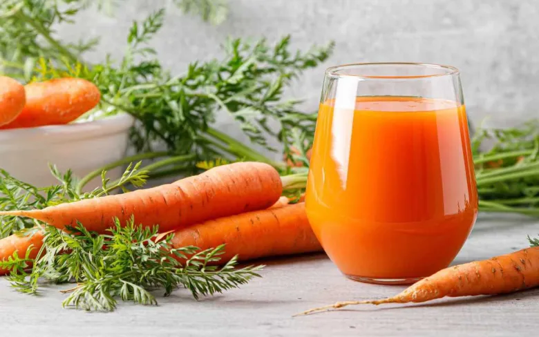 Beta-carotene trong cà rốt khi vào cơ thể sẽ chuyển hóa thành vitamin A, giúp hỗ trợ tái tạo làn da và làm chậm dấu hiệu lão hóa. Loại nước ép này còn giúp bổ sung chất chống oxy hóa, hỗ trợ cơ thể khỏe hơn và giúp da duy trì vẻ tươi tắn tự nhiên.