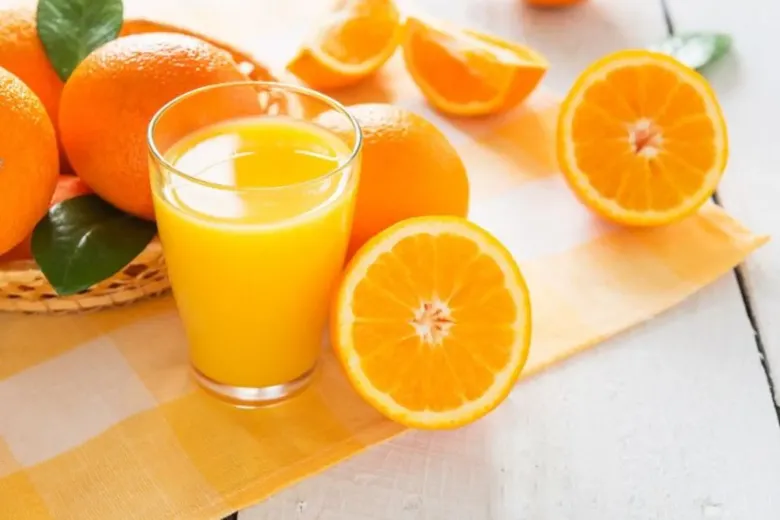 Cam là nguồn vitamin C tự nhiên giúp hỗ trợ sản sinh collagen và cải thiện độ sáng da. Ngoài khả năng chống oxy hóa, nước cam còn giúp cơ thể bổ sung nước và khoáng chất trong thời tiết nắng nóng, mang lại cảm giác dễ chịu và tươi mới hơn.