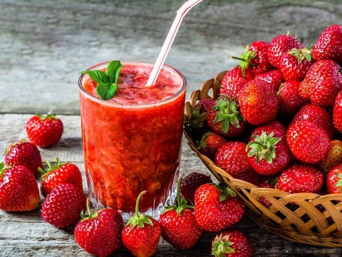 Dâu tây giàu vitamin C và chất chống oxy hóa giúp hỗ trợ sản sinh collagen, cải thiện độ đàn hồi cho da. Ngoài khả năng làm sáng da, loại quả này còn có lượng calo không quá cao, phù hợp với chị em muốn giữ vóc dáng nhưng vẫn chăm da từ bên trong.