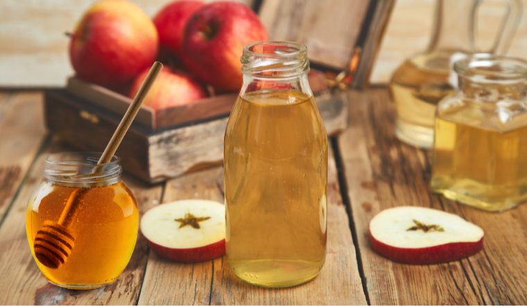 Giấm táo giúp giảm cảm giác thèm ăn và hỗ trợ tiêu hóa hiệu quả. Khi pha loãng và sử dụng hợp lý, loại nước này có thể góp phần kiểm soát cân nặng. Đây là lựa chọn được nhiều người áp dụng trong quá trình giữ dáng và cải thiện vóc dáng.