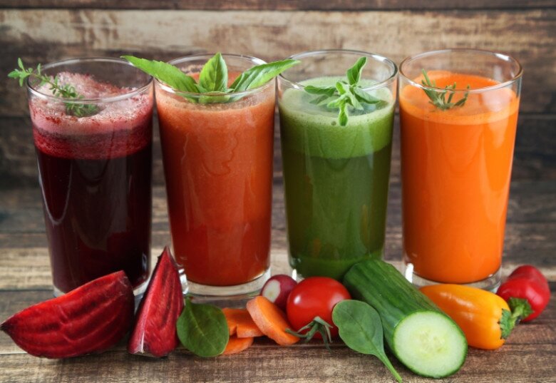Nước ép rau củ giàu vitamin và chất xơ, giúp cơ thể no lâu và hạn chế ăn vặt. Các loại như cần tây, dưa leo hay cà rốt còn hỗ trợ thanh lọc cơ thể. Uống đều đặn giúp vóc dáng gọn gàng và cải thiện sức khỏe tổng thể.