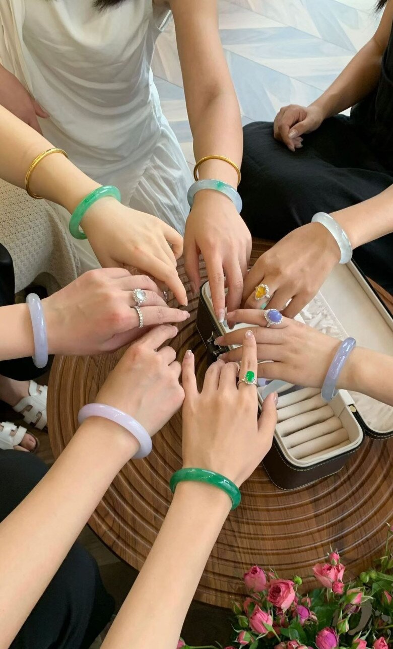 Ngọc phỉ thúy được phân loại A, B, C theo mức độ xử lý. Loại A là tự nhiên, giá trị cao nhất. Loại B tẩy, tẩm nhựa; loại C nhuộm màu. Ngoài ra, B+C kết hợp cả hai phương pháp, giá trị thấp hơn dù vẻ ngoài vẫn bắt mắt, dễ gây nhầm lẫn.