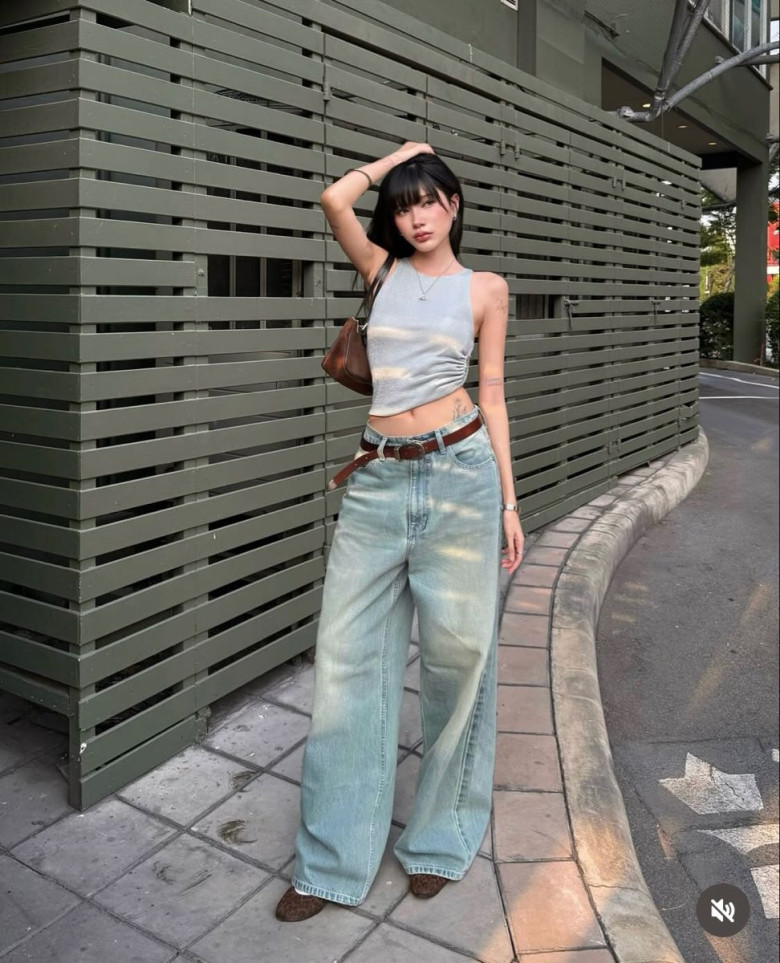 Tank top màu sáng là item lý tưởng cho mùa Hè nhờ cảm giác trẻ trung và năng động. Các tông màu trắng, kem hoặc vàng nhạt giúp outfit trông tươi tắn hơn. Đây cũng là món đồ dễ phối cùng quần short, chân váy hoặc layer với sơ mi.