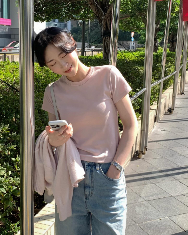 Áo thun màu sáng là lựa chọn đơn giản nhưng hiệu quả nếu muốn diện mạo trông trẻ trung hơn. Khi phối cùng quần jeans, chân váy hoặc quần short, item này tạo cảm giác năng động, hiện đại và giúp outfit trở nên tươi tắn hơn đáng kể.