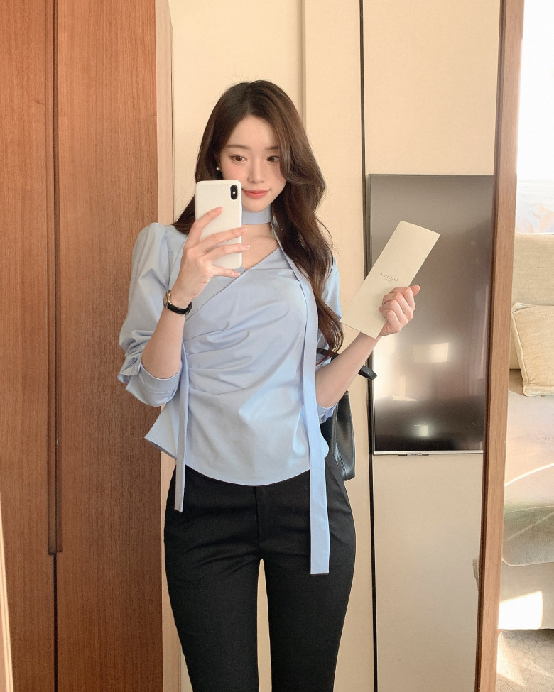 Áo blouse màu sáng giúp các chi tiết như tay bồng, cổ chữ V hay bèo nhún trở nên nổi bật một cách tinh tế. Khi kết hợp cùng quần âu hoặc chân váy, item này mang lại vẻ ngoài nữ tính, thanh lịch và rất phù hợp với môi trường công sở.