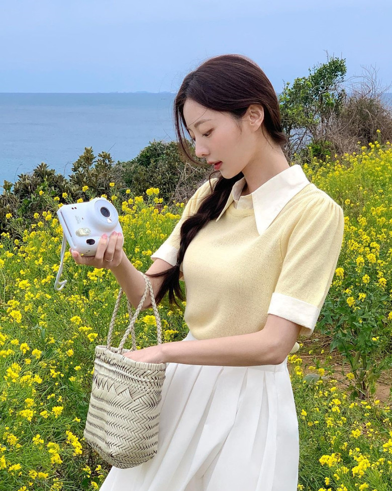 Tóc tết lệch mang đến vẻ ngoài nữ tính, dịu dàng nhưng vẫn rất gọn gàng. Phần tóc được tết sang một bên giúp hạn chế bết dính, đồng thời tạo điểm nhấn mềm mại cho diện mạo.