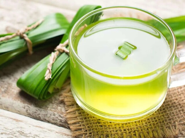 Lá dứa không chỉ tạo hương thơm dễ chịu mà còn được nhiều người dùng để chăm sóc tóc. Nước lá dứa giúp tóc mềm mượt hơn, đồng thời hỗ trợ duy trì môi trường da đầu khỏe mạnh.