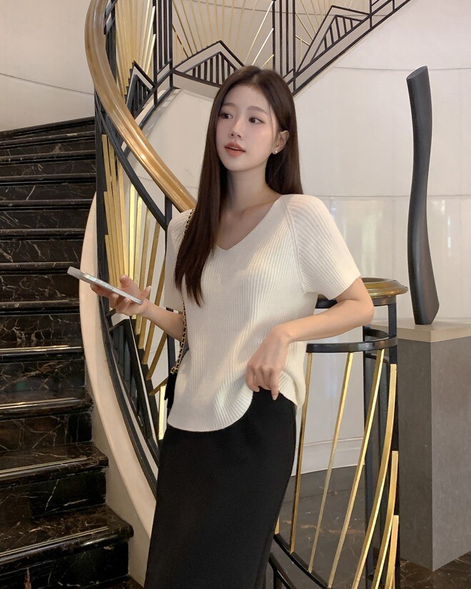 Áo len tăm được yêu thích nhờ khả năng tôn dáng nhẹ nhàng và tạo cảm giác gọn gàng. Item này phù hợp với phong cách tối giản nhưng vẫn hiện đại, tinh tế.