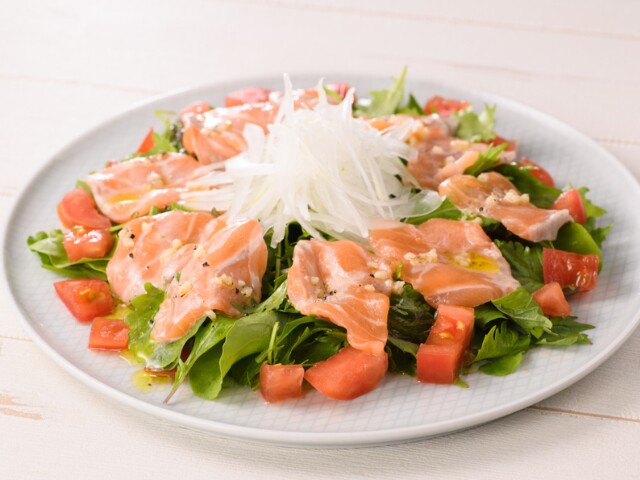 Các loại cá béo như cá hồi, cá thu hay cá mòi rất giàu omega-3 và protein, giúp hỗ trợ da đầu khỏe mạnh hơn. Những dưỡng chất này còn góp phần giảm khô xơ, giúp mái tóc mềm mượt và hạn chế gãy rụng. Nhiều người cũng cho rằng ăn cá béo thường xuyên giúp tóc mọc nhanh hơn.