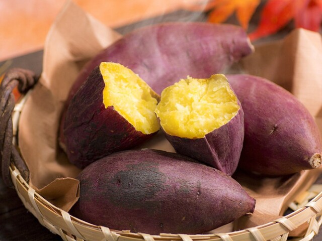 Khoai lang chứa nhiều beta-carotene, khi vào cơ thể sẽ chuyển hóa thành vitamin A giúp hỗ trợ da đầu tiết dầu tự nhiên. Nhờ đó, mái tóc giữ được độ mềm mại và hạn chế khô xơ. Ngoài ra, đây còn là thực phẩm giúp no lâu nên rất được hội chị em ăn giữ dáng yêu thích.