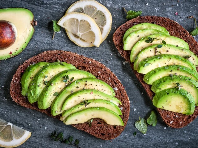 Bơ giàu vitamin E và chất béo tốt, hỗ trợ lưu thông máu đến da đầu và nuôi dưỡng nang tóc hiệu quả hơn. Loại quả này còn giúp tóc trông bóng khỏe, mềm mượt hơn theo thời gian. Chị em có thể dùng bơ làm sinh tố, salad hoặc ăn trực tiếp để bổ sung dưỡng chất mỗi ngày.