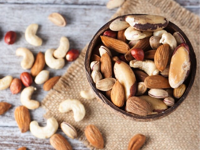 Hạnh nhân, óc chó, hạt chia hay hạt bí đều chứa nhiều vitamin E, omega-3 và kẽm giúp tóc chắc khỏe hơn. Những dưỡng chất này góp phần hỗ trợ giảm tóc gãy rụng và giúp mái tóc trông dày, bóng mượt hơn. Đây cũng là món ăn vặt lành mạnh được nhiều chị em yêu thích.