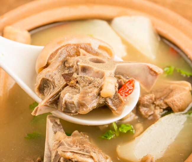 Nước hầm xương chứa gelatin - tiền chất collagen giúp cải thiện độ đàn hồi và độ ẩm cho da. Khi dùng đều đặn, làn da sẽ căng mịn hơn. Ngoài ra, thực phẩm này còn bổ sung khoáng chất giúp nuôi dưỡng cơ thể và làn da từ bên trong.