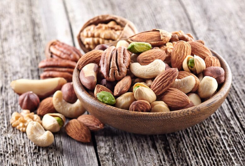C&aacute;c loại hạt như hạnh nh&acirc;n, &oacute;c ch&oacute; chứa vitamin E v&agrave; omega-3 gi&uacute;p bảo vệ collagen v&agrave; duy tr&igrave; độ ẩm cho da. Khi ăn đều đặn, l&agrave;n da sẽ mịn m&agrave;ng hơn, đồng thời cải thiện sức khỏe tổng thể v&agrave; l&agrave;m chậm qu&aacute; tr&igrave;nh l&atilde;o h&oacute;a.