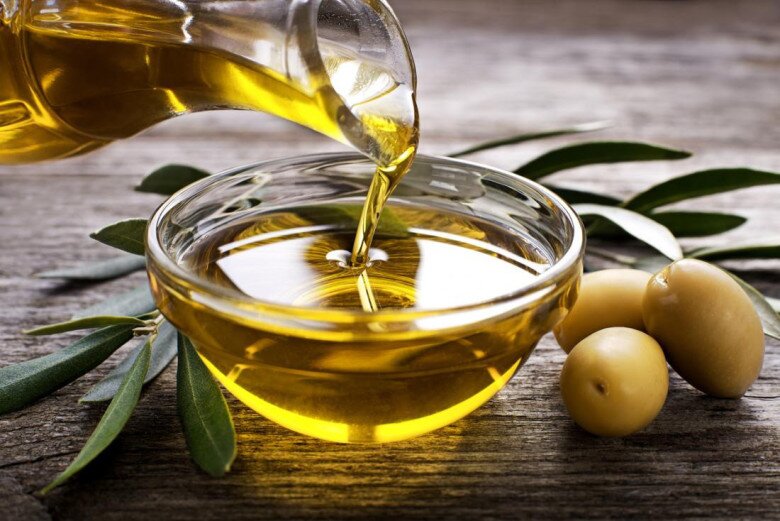 Dầu ô liu chứa axit béo không bão hoà đơn cùng vitamin E giúp hỗ trợ duy trì độ ẩm và làm chậm quá trình lão hoá da. Khi sử dụng hợp lý trong chế độ ăn uống, dầu ô liu còn giúp cơ thể hấp thụ chất béo tốt và hỗ trợ kiểm soát cân nặng hiệu quả hơn.