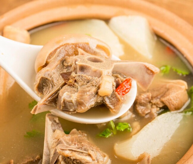 Nước hầm xương chứa collagen và gelatin tự nhiên, giúp cải thiện độ đàn hồi và độ ẩm cho da. Khi bổ sung đều đặn, làn da trở nên căng mịn, giảm khô ráp. Ngoài ra, thực phẩm này còn hỗ trợ sức khỏe xương khớp.