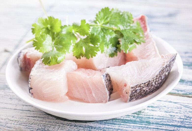 Thịt cá giàu protein và dưỡng chất giúp cơ thể tổng hợp collagen hiệu quả. Khi ăn thường xuyên, làn da trở nên mềm mại, mịn màng hơn. Một số loại cá còn hỗ trợ duy trì độ ẩm và làm chậm quá trình lão hóa da.