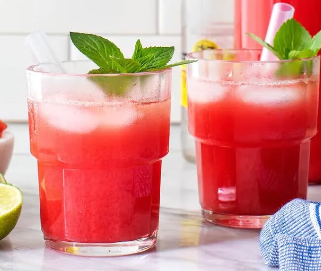 Dưa hấu chứa nhiều lycopene và vitamin C giúp hỗ trợ bảo vệ da trước tác động của ánh nắng mặt trời. Loại quả này còn bổ sung nước cho cơ thể, giúp làn da trông căng mọng và tươi tắn hơn trong mùa Hè.