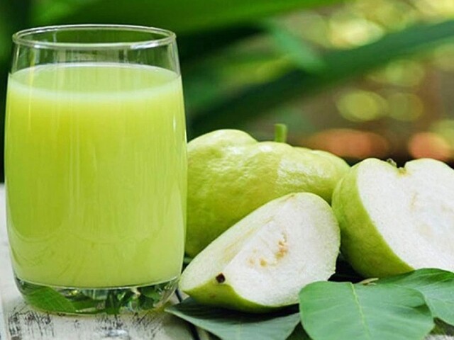 Ổi chứa hàm lượng vitamin C cao giúp hỗ trợ sản sinh collagen và duy trì làn da săn chắc hơn. Ngoài ra, chất chống oxy hóa trong ổi còn góp phần bảo vệ da trước các tác động từ môi trường và ánh nắng.