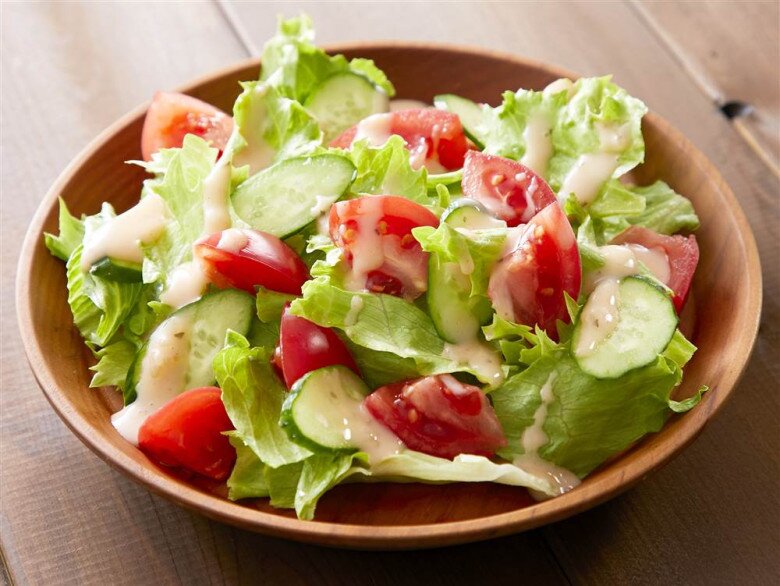 Cà chua giàu lycopene - chất chống oxy hóa được cho là giúp hạn chế tác động từ tia UV lên da. Ngoài ra, vitamin C trong cà chua còn hỗ trợ làn da sáng khỏe và đều màu hơn.
