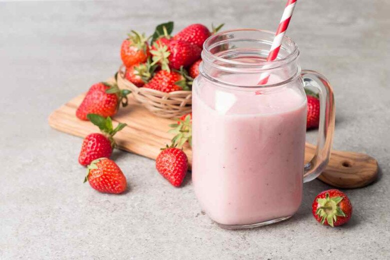 Dâu tây chứa nhiều vitamin C cùng lượng nước khá lớn giúp hỗ trợ duy trì độ ẩm cho da. Loại quả này còn giúp làn da trông tươi sáng hơn và hạn chế cảm giác mệt mỏi trong thời tiết oi bức.