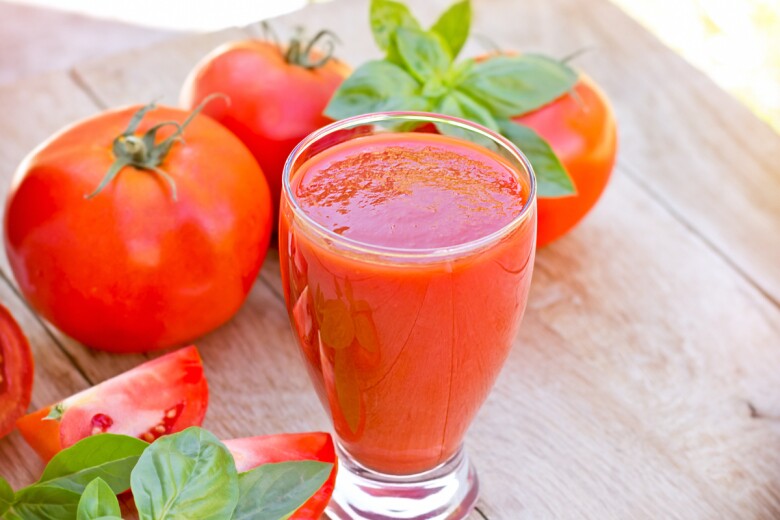 Cà chua chứa ít calo nhưng giàu vitamin C, lycopene và chất chống oxy hóa. Loại quả này giúp tăng cảm giác no nhờ hàm lượng nước cao, đồng thời hỗ trợ quá trình trao đổi chất. Bổ sung cà chua thường xuyên không chỉ tốt cho vóc dáng mà còn góp phần giúp làn da khỏe đẹp hơn.