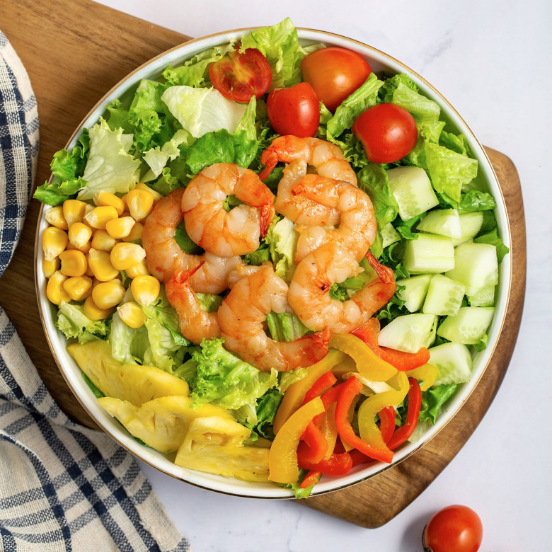 Với hàm lượng nước và chất xơ cao, xà lách là món ăn lý tưởng cho những người muốn giảm mỡ bụng. Loại rau này giúp tăng cảm giác no mà không làm tăng đáng kể lượng calo nạp vào. Xà lách còn chứa nhiều vitamin, hỗ trợ cơ thể khỏe mạnh trong quá trình kiểm soát cân nặng.