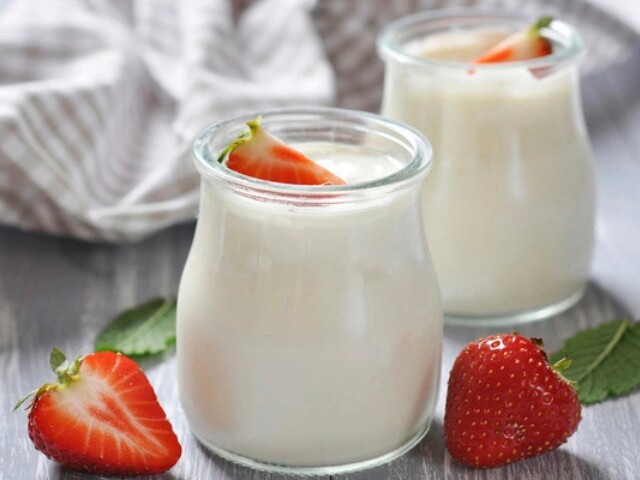 Sữa chua chứa probiotic giúp cân bằng hệ tiêu hóa, từ đó cải thiện tình trạng mụn và viêm da. Ngoài ra, protein và vitamin nhóm B còn hỗ trợ nuôi dưỡng da từ bên trong, giúp làn da mịn màng, khỏe mạnh và tươi sáng hơn.