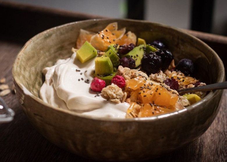 Sữa chua Hy Lạp chứa nhiều protein và lợi khuẩn, giúp tiêu hóa tốt và giảm cảm giác đói. Nhờ lượng đường thấp, loại thực phẩm này hỗ trợ kiểm soát cân nặng hiệu quả, đồng thời cải thiện hệ tiêu hóa và sức khỏe đường ruột.