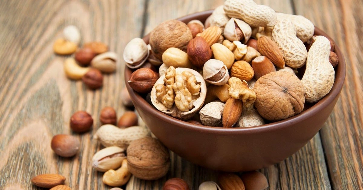 Các loại hạt như hạnh nhân, óc chó chứa chất béo tốt, protein và chất xơ. Chúng giúp duy trì năng lượng, hạn chế ăn vặt và hỗ trợ giảm cân. Đây là lựa chọn tiện lợi cho bữa sáng hoặc ăn nhẹ.