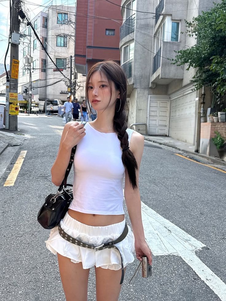 Áo tank top mang lại cảm giác mát mẻ nhờ thiết kế không tay. Khi kết hợp với quần jeans hoặc chân váy cạp cao, item này giúp tôn dáng rõ rệt. Đây là lựa chọn phù hợp cho phong cách năng động, dễ mặc trong nhiều hoàn cảnh thường ngày.