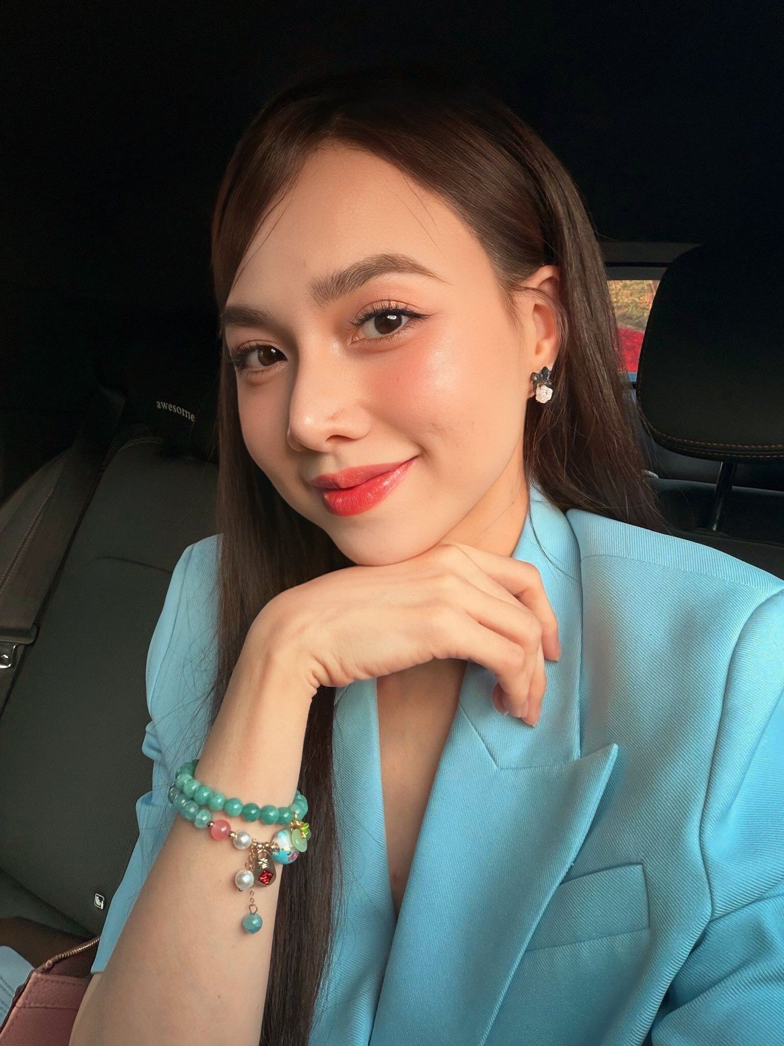 Trong văn hóa Việt, ngọc gắn liền với niềm tin che mệnh, mang lại bình an và may mắn. Người Việt thường đeo ngọc như một vật bảo hộ, đồng thời xem đó là món đồ truyền đời, chứa đựng giá trị tinh thần và gắn kết gia đình.