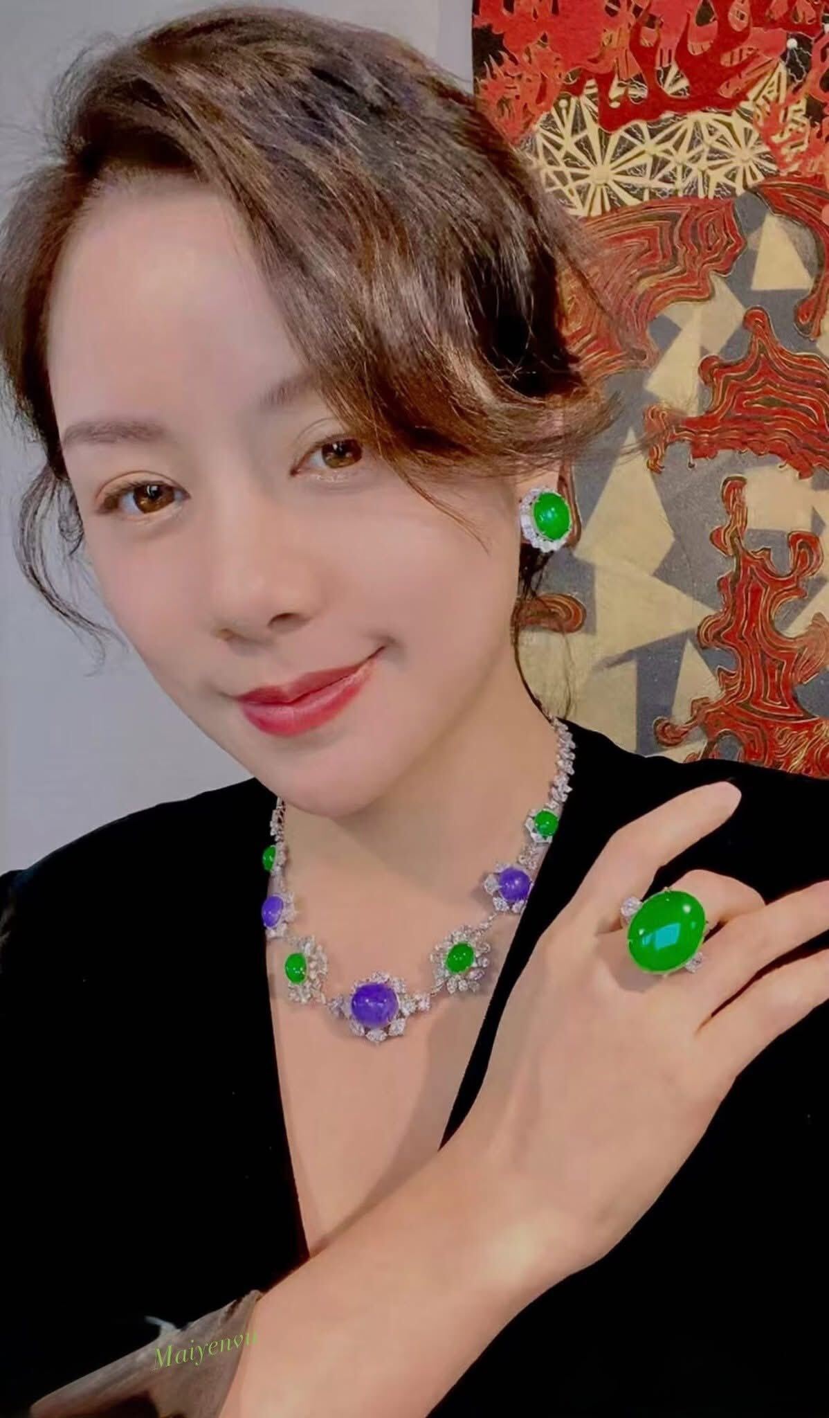 Bộ sưu tập ngọc phỉ thúy của Ôn Tranh Vanh gây chú ý nhờ giá trị đắt đỏ và gu thẩm mỹ tinh tế. Cô thường xuất hiện với vòng cổ, vòng tay phỉ thúy xanh đế vương, góp phần tôn lên hình ảnh sang trọng, quyền lực và đậm chất quý phái.