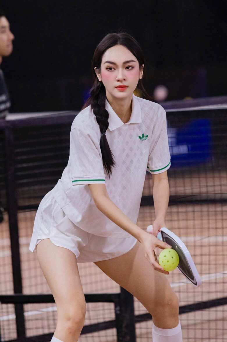 Mỹ nhân 9X thường xuyên đánh pickleball để giữ dáng.