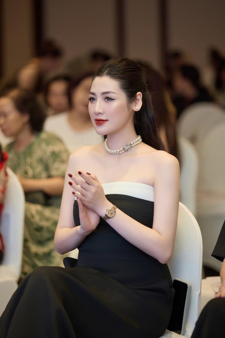 Những năm qua, Á hậu Tú Anh tập trung chăm sóc gia đình, hiếm khi tham gia các hoạt động nghệ thuật.