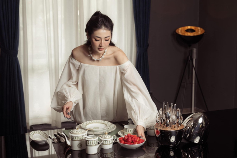 Gia đình Á hậu Tú Anh hiện đang sinh sống trong căn biệt thự bề thế có giá khoảng 250 tỷ đồng.