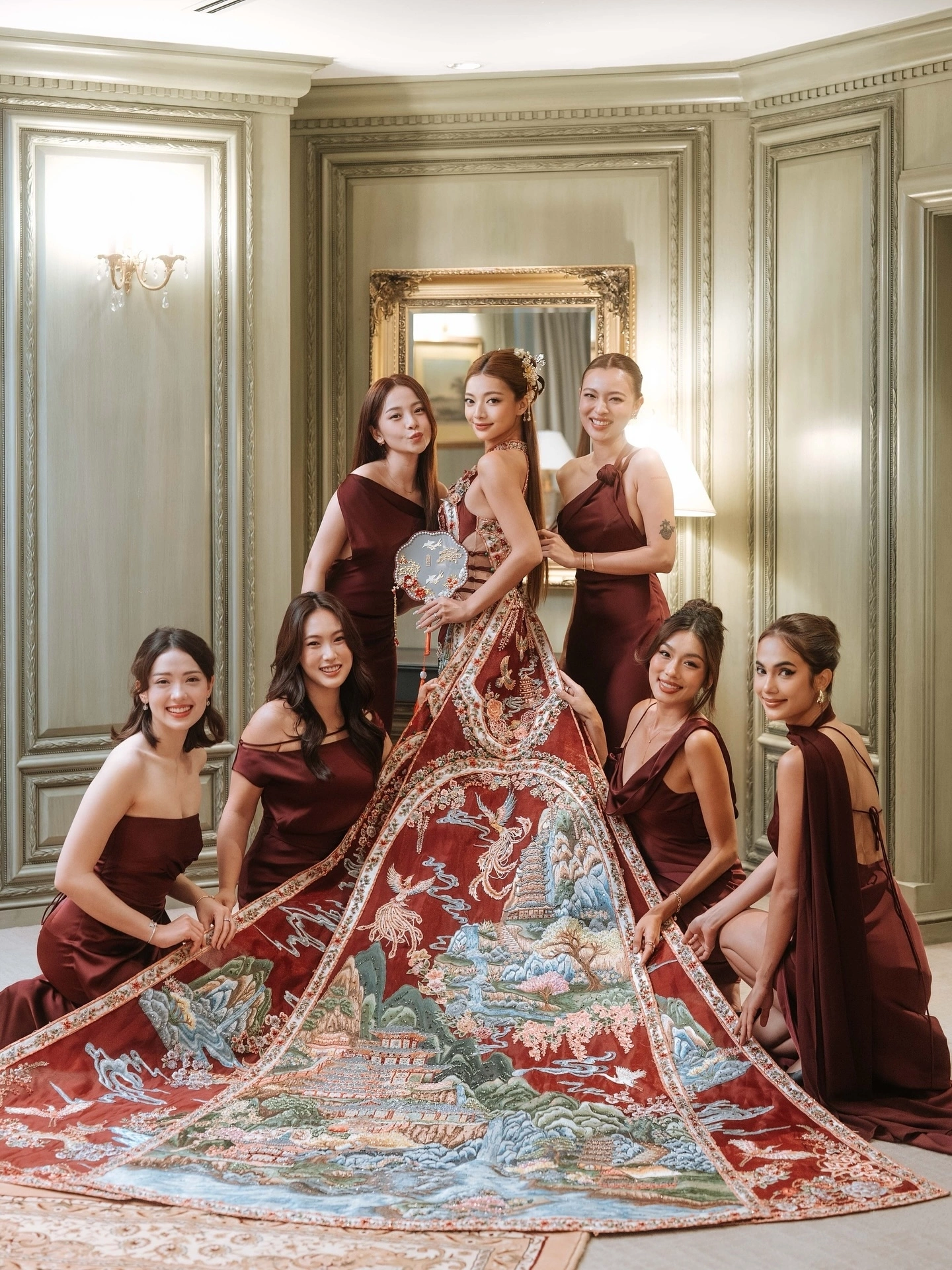 Dàn phụ dâu quy tụ nhiều mỹ nhân đình đám như Tam Triều Dâng, Á hậu Thảo Nhi Lê, Tú Hảo, Emma Lê, Alisa Hồ và Ney Phạm.