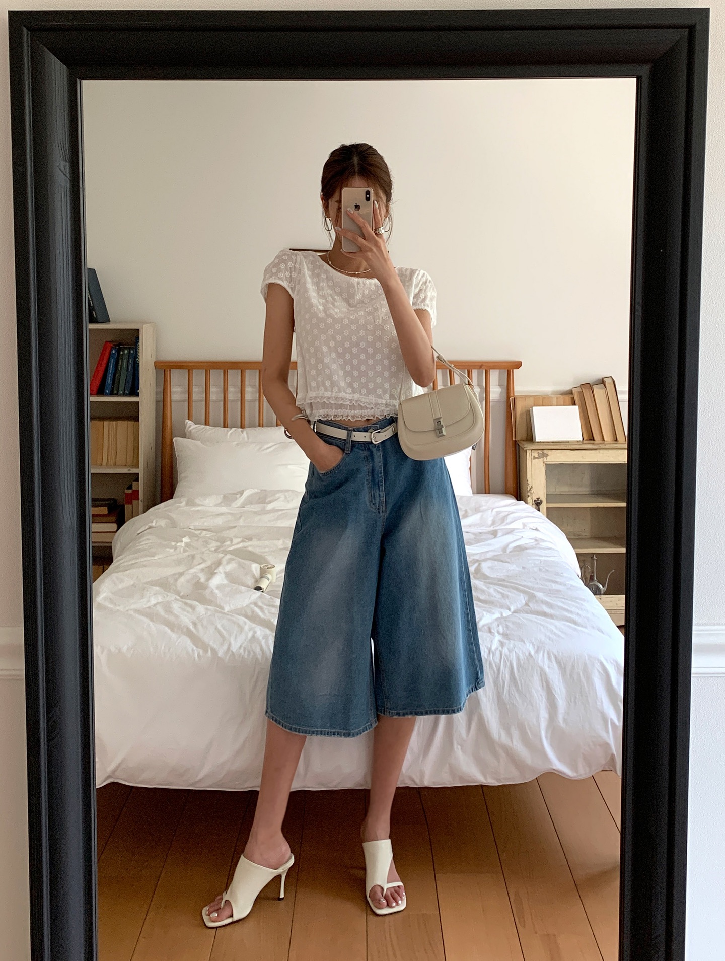 Áo blouse trắng giúp tổng thể trông thanh lịch và sáng hơn. Những chi tiết như tay bồng hoặc cổ điệu tạo điểm nhấn nhẹ. Khi kết hợp với nhiều kiểu trang phục, item này mang lại vẻ ngoài chỉn chu, phù hợp cả đi làm lẫn đi chơi.