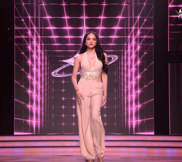 Hương Giang khoe vòng 1 gợi cảm ở phần Runway Challenge.