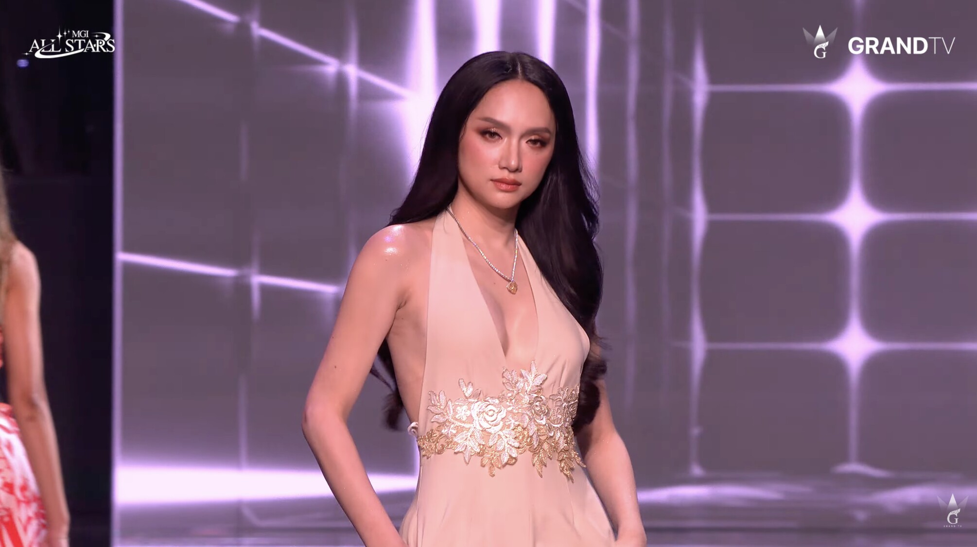 Thần thái của mỹ nhân 9X nhận được nhiều lời khen ngợi.