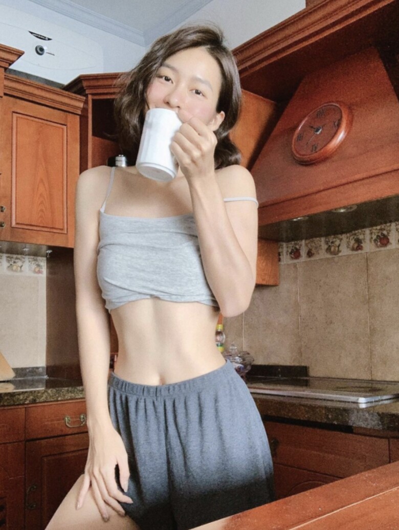 Khả Ngân từng để lộ thân hình gầy trơ xương, nặng vỏn vẹn 42kg.