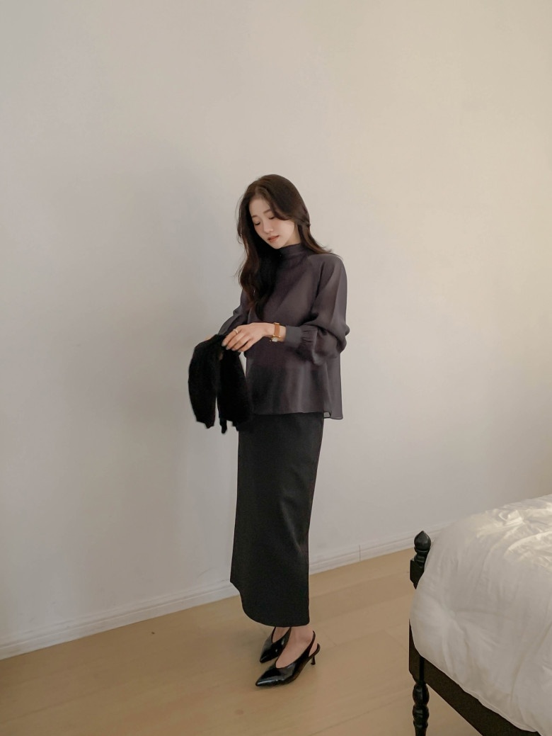 Áo blouse khi phối cùng chân váy suông tạo nên tổng thể nữ tính và gọn gàng. Thiết kế dáng thẳng giúp outfit trông thanh lịch hơn, đồng thời dễ che khuyết điểm. Đây là công thức phù hợp với phong cách tối giản nhưng vẫn muốn có điểm nhấn.
