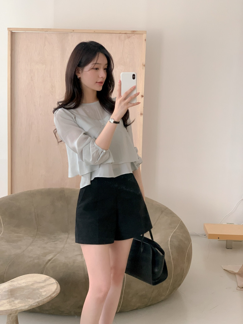 Áo blouse kết hợp với quần short giúp outfit trở nên nhẹ nhàng và thoáng mát hơn trong mùa Hè. Khi chọn short dáng suông và blouse tối giản, tổng thể vẫn giữ được nét thanh lịch. Đây là lựa chọn phù hợp cho môi trường làm việc linh hoạt.