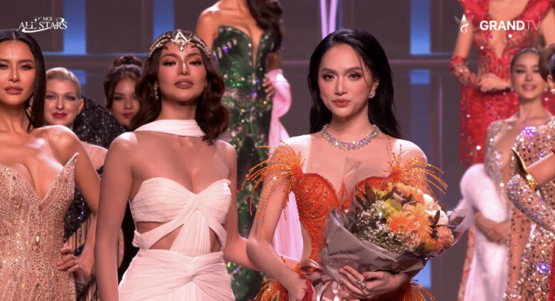 Hoa hậu Hương Giang còn chiến thắng giải thưởng phụ Worlds Choice Award.