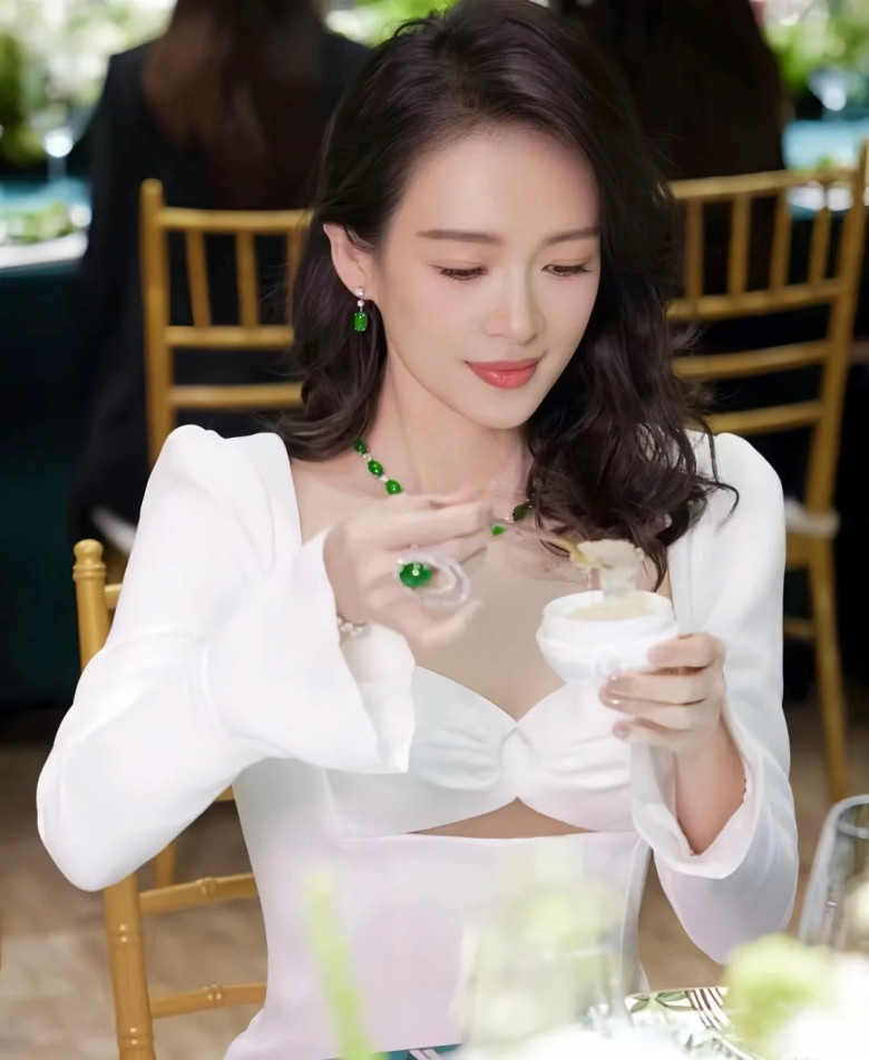 Khi kết hợp cùng bộ ngọc bích, Chương Tử Di càng toát lên khí chất hiếm có. Thần thái điềm tĩnh giúp nữ diễn viên trở nên quyền quý hơn.